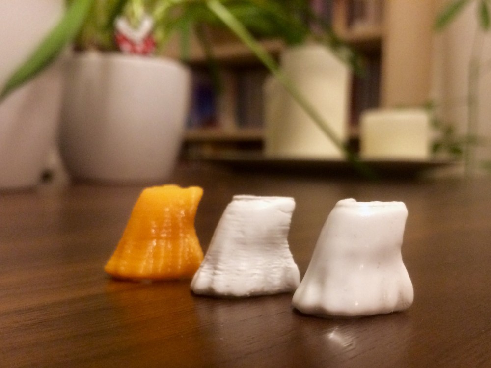 IMG_4171.JPG (540.81 Kio) Consulté 21062 fois Cape pour figurine Mice&Mystics<br />(http://www.thingiverse.com/thing:345266/)<br />De gauche à droite: PLA, ABS poncé, ABS après lissage à l'écétone