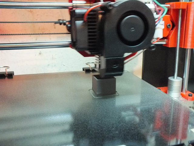 hephestos action.jpg (110.89 Kio) Consulté 13121 fois impression de ma première piece réussie en cours d'impression