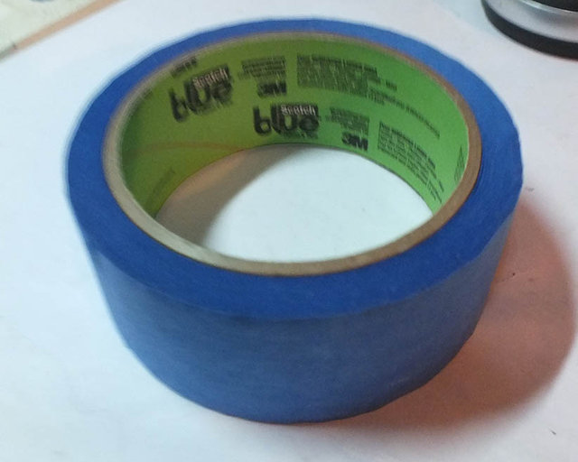 le rouleau de blue tape dans n'importe quel magasins de bricolage