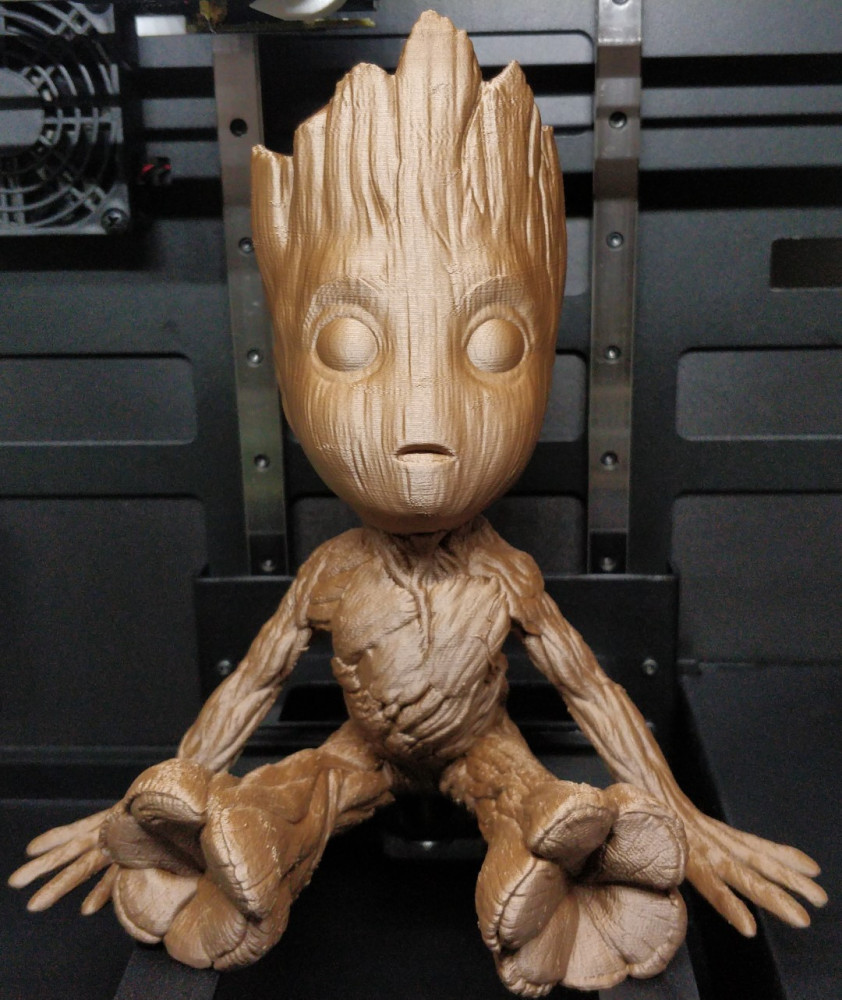 Baby Groot sans supports avec PLA Bois Sélection Premium en 200 microns par Hephestos 2 avec plateau chauffant.