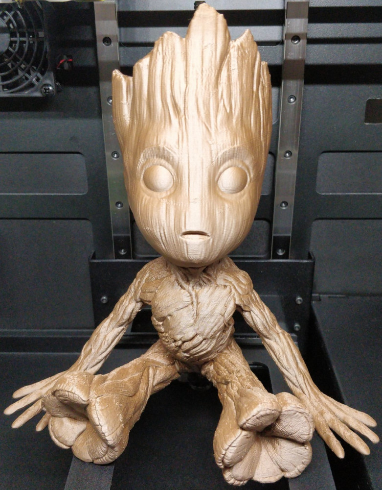 Baby Groot sans supports avec PLA Bois Sélection Premium en 200 microns par Hephestos 2 avec plateau chauffant.