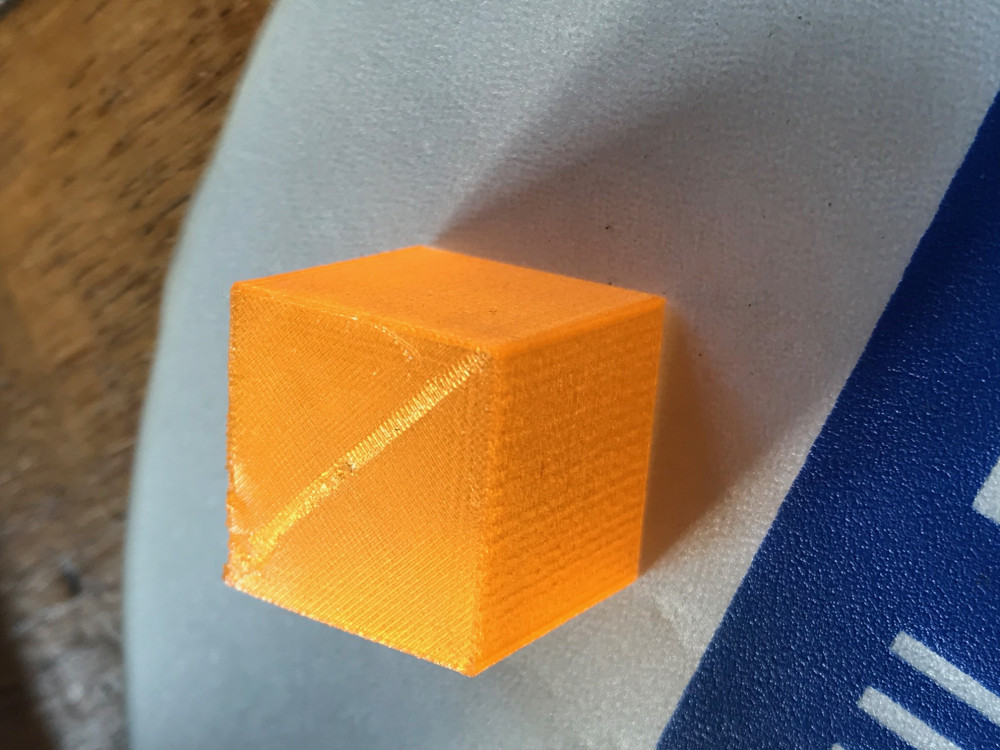 Cube de test parfait à part un 'trou' dans l'impression